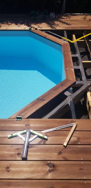 Plage de piscine en bois pour une piscine en bois semi enterré à Trévoux