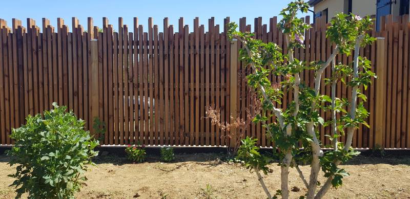 Clôture en bois sur mesure de 20mètres linéaires en tasseau verticaux à Lentilly