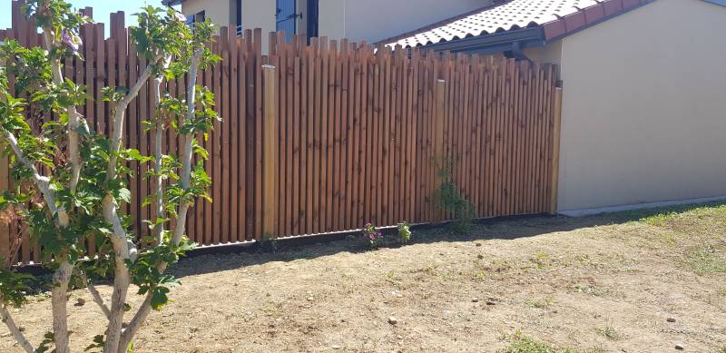 Clôture en bois sur mesure de 20mètres linéaires en tasseau verticaux à Lentilly