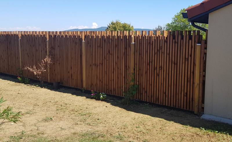 Clôture en bois sur mesure de 20mètres linéaires en tasseau verticaux à Lentilly