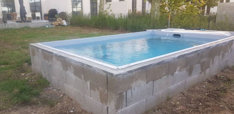 Plage de piscine et habillage complet d’une piscine semi enterré a Caluire