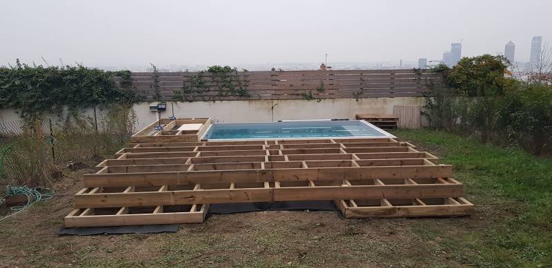 Plage de piscine et habillage complet d’une piscine semi enterré a Caluire