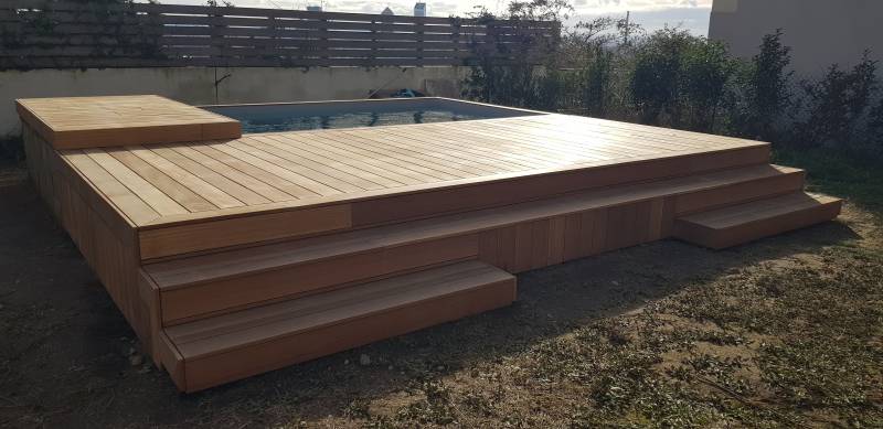 Plage de piscine et habillage complet d’une piscine semi enterré a Caluire