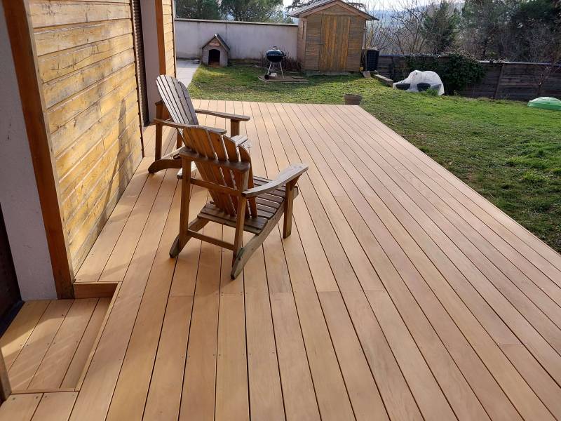 terrasse et plage de piscine en bois exotique sur la commune de Vaugneray