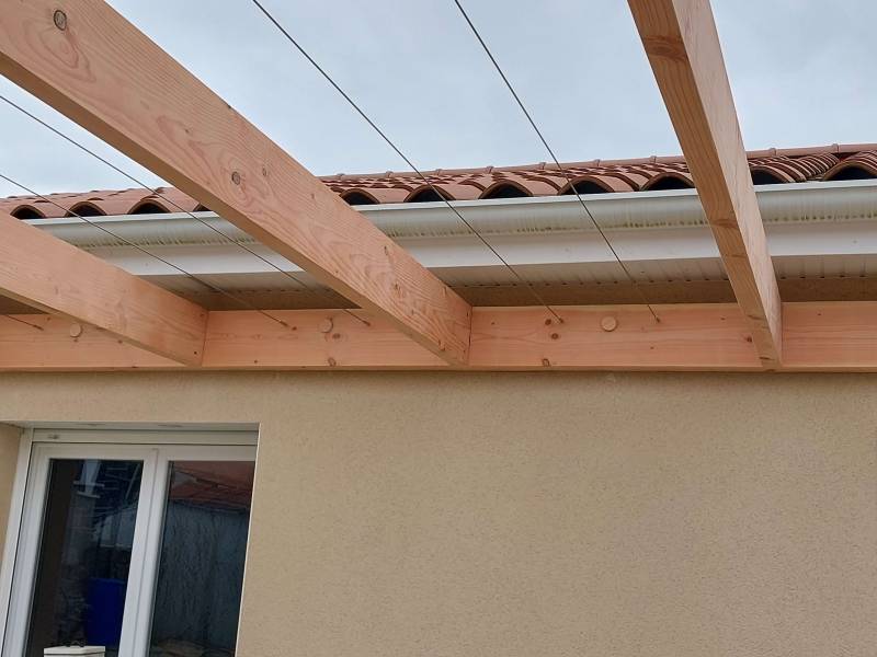 Pergola sur mesure en douglas avec câbles inox à Trévoux