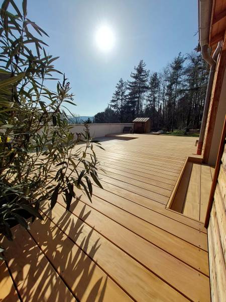 terrasse et plage de piscine en bois exotique sur la commune de Vaugneray