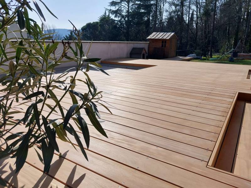 terrasse et plage de piscine en bois exotique sur la commune de Vaugneray