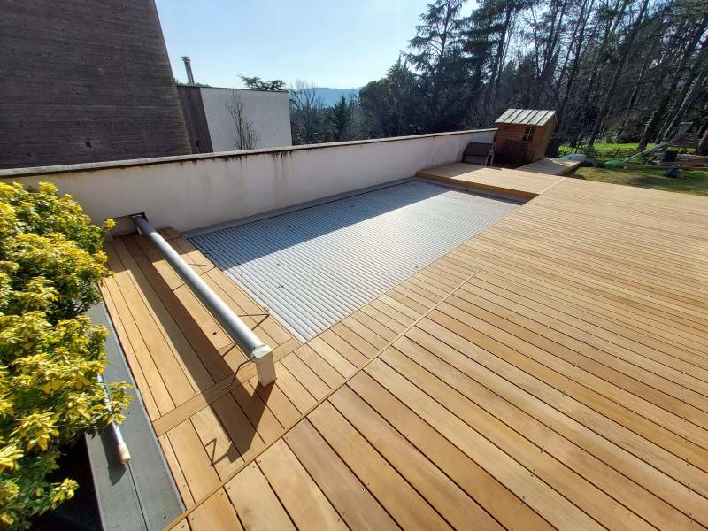 terrasse et plage de piscine en bois exotique sur la commune de Vaugneray