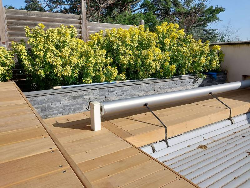 terrasse et plage de piscine en bois exotique sur la commune de Vaugneray