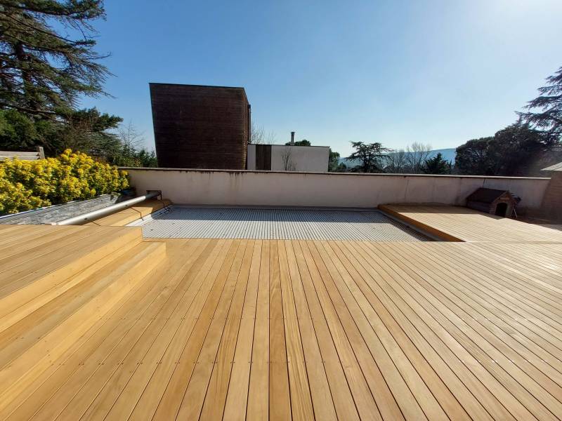 terrasse et plage de piscine en bois exotique sur la commune de Vaugneray