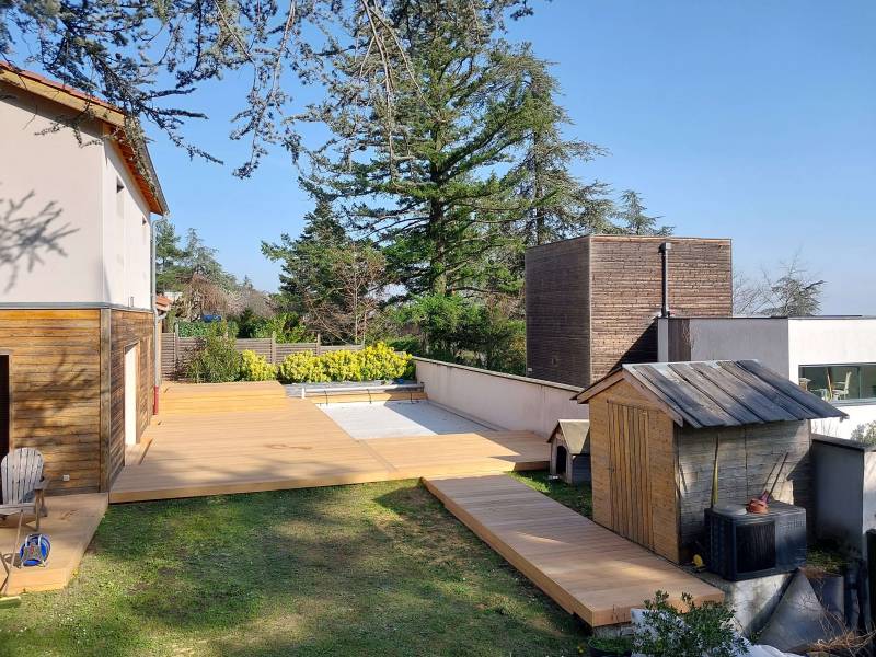 terrasse et plage de piscine en bois exotique sur la commune de Vaugneray