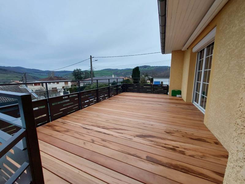 terrasse en bois exotique sur structure métallique à Pontcharra sur Turdine