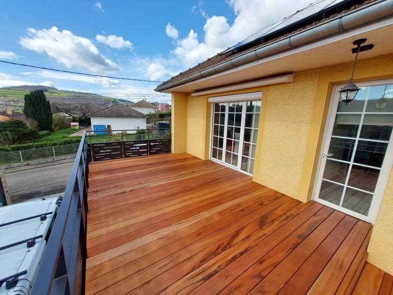 terrasse en bois exotique sur structure métallique à Pontcharra sur Turdine