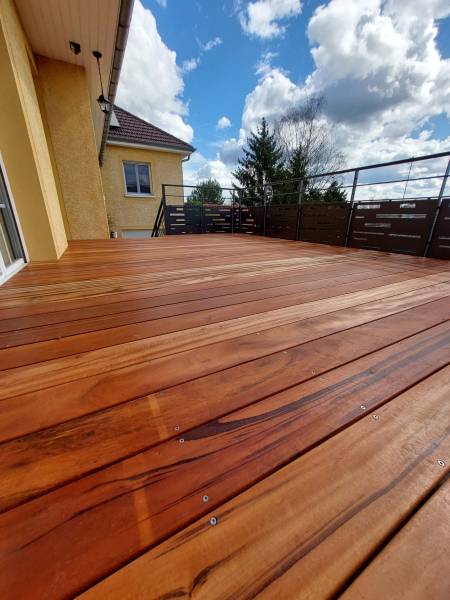 terrasse en bois exotique sur structure métallique à Pontcharra sur Turdine