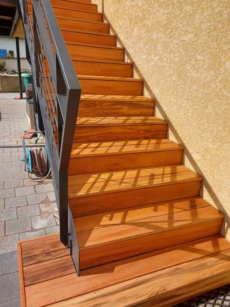 terrasse en bois exotique sur structure métallique à Pontcharra sur Turdine