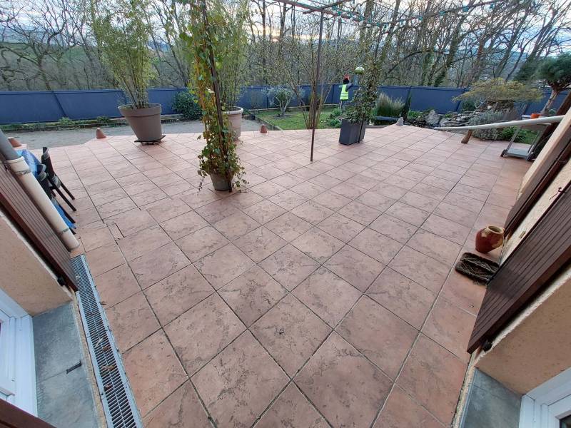 Terrasse en bois Muiracatiara sur la commune de Sain-bel