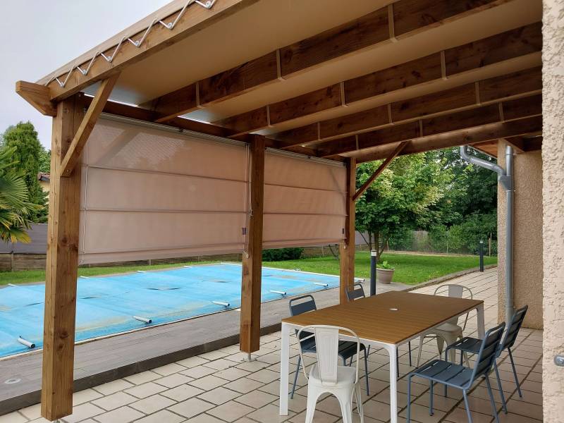 Pergola sur mesure en douglas avec toile étanche à Villefranche sur saône