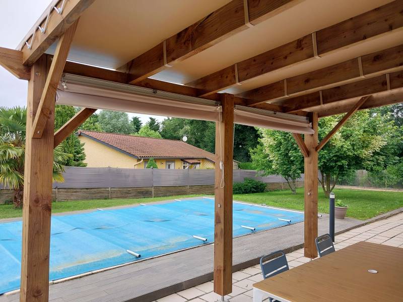 Pergola sur mesure en douglas avec toile étanche à Villefranche sur saône