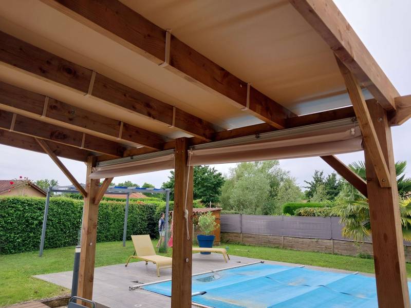 Pergola sur mesure en douglas avec toile étanche à Villefranche sur saône