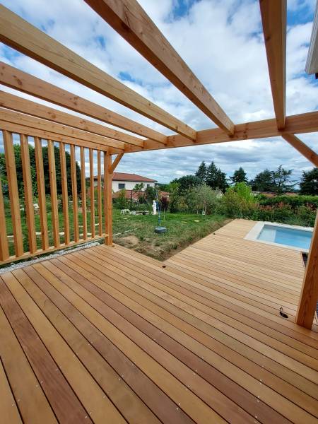 Pergola avec brise vu en Douglas et terrasse en Garapa à La Tour de Salvagny