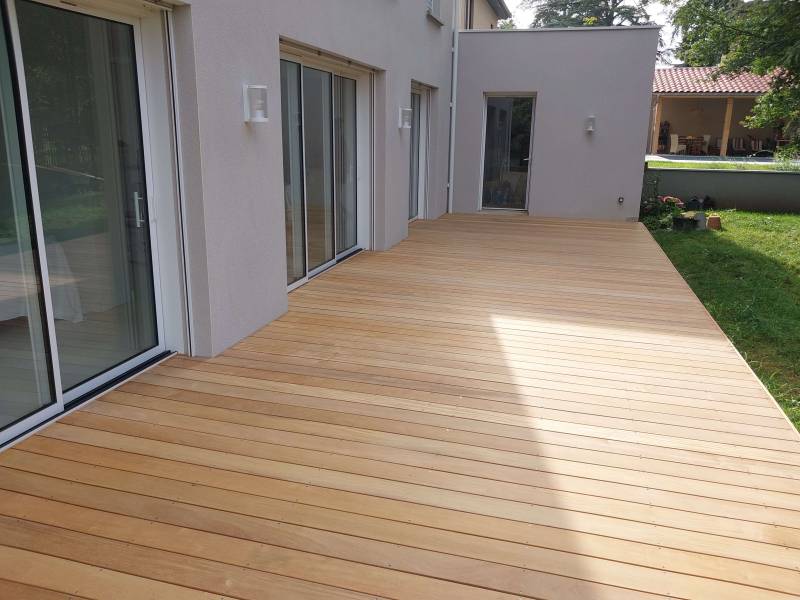 terrasse en bois exotique à La tour de Salvagny