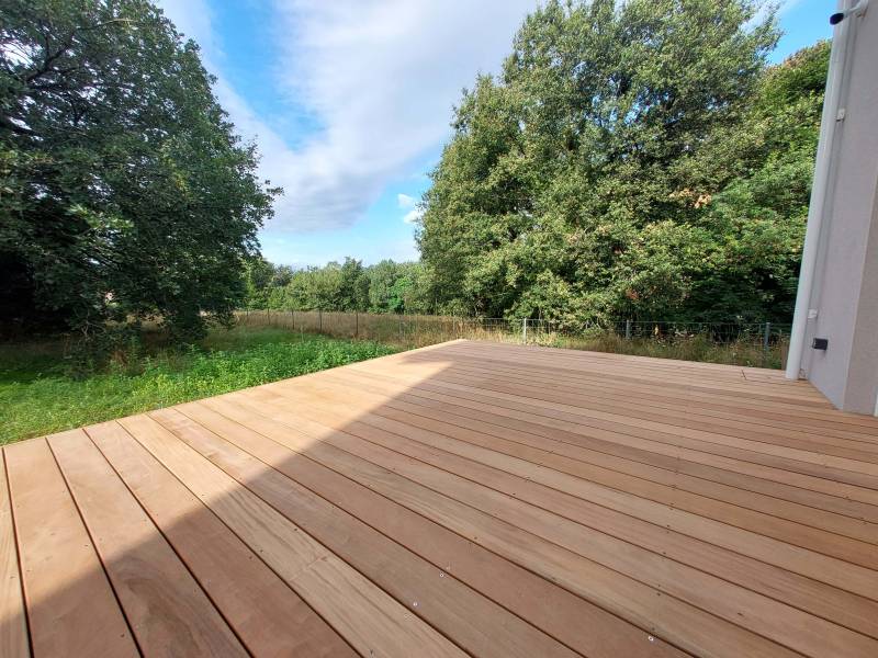 terrasse en bois exotique à La tour de Salvagny