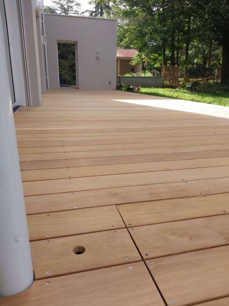 terrasse en bois exotique à La tour de Salvagny