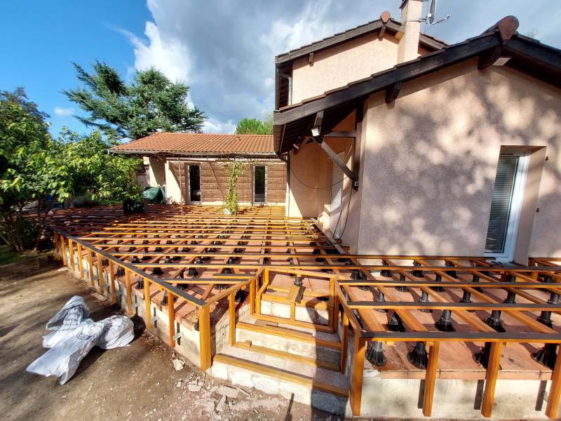 Terrasse en bois Muiracatiara sur la commune de Sain-bel