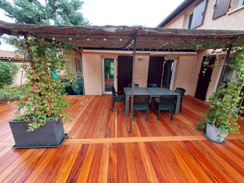 Terrasse en bois Muiracatiara sur la commune de Sain-bel