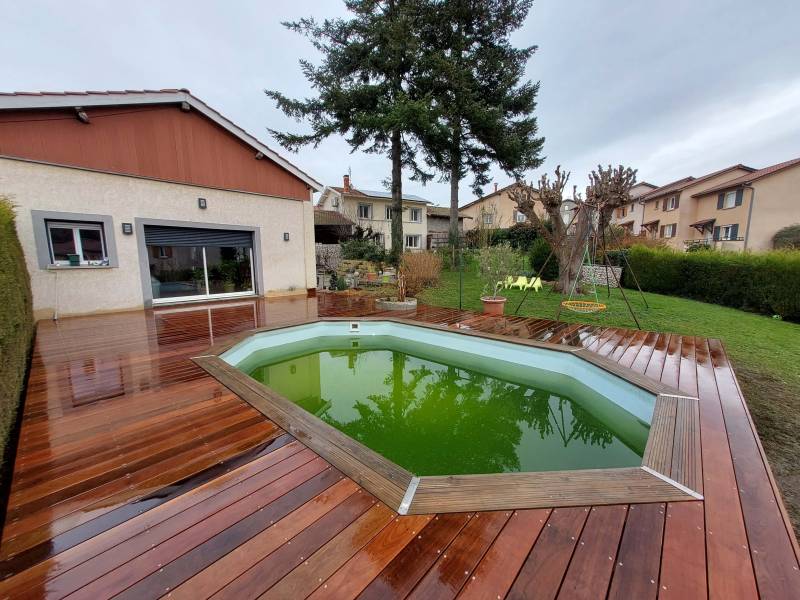 plage de piscine sur pilotis en Ipé, à Saint Foy l'argentière