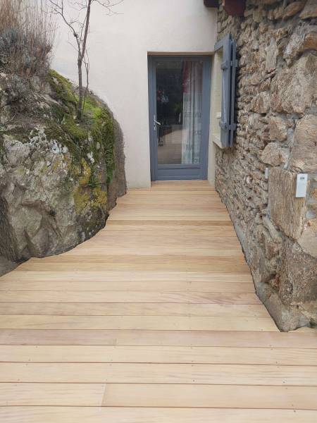 terrasse en bois exotique GARAPA sur les hauteurs de Thurins