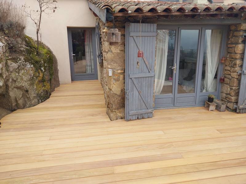 terrasse en bois exotique GARAPA sur les hauteurs de Thurins