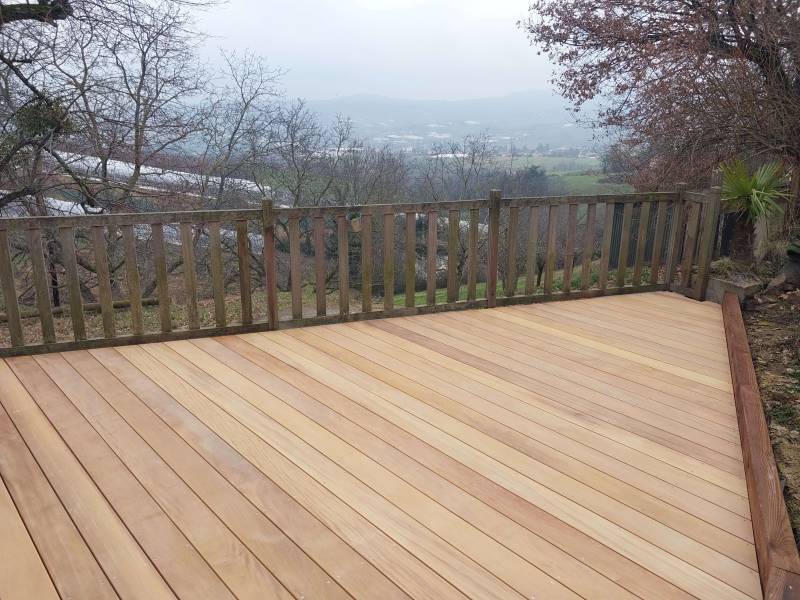 terrasse en bois exotique GARAPA sur les hauteurs de Thurins