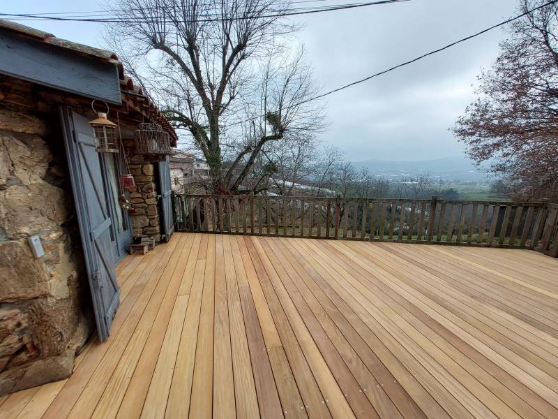 terrasse en bois exotique GARAPA sur les hauteurs de Thurins