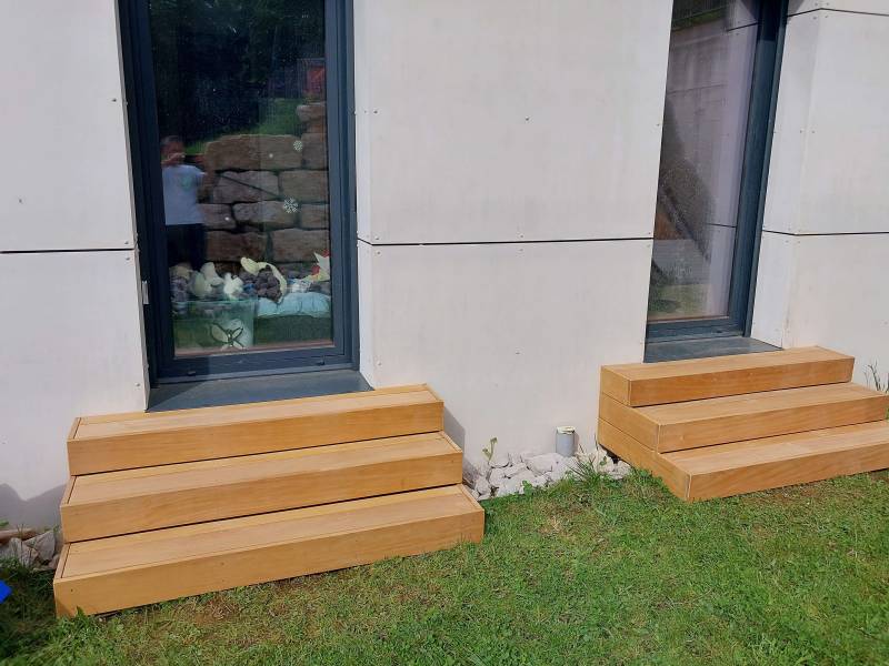 terrasse et escaliers en GARAPA sur la commune de Valsonne