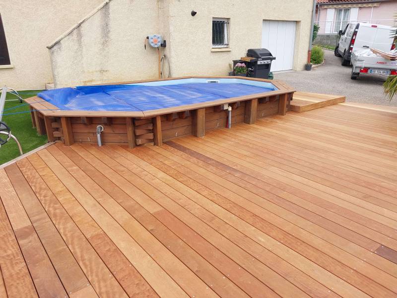 plage de piscine en Itauba autour d'une piscine en bois à Brussieu