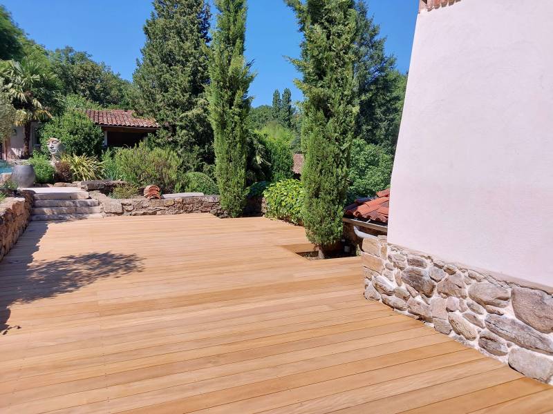 terrasse en bois exotique GARAPA à côté de Craponne