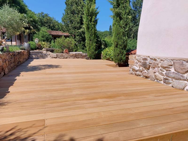 terrasse en bois exotique GARAPA à côté de Craponne