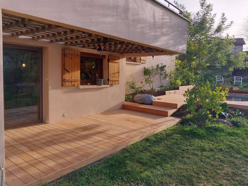 terrasse en bois exotique autour d'une piscine WATERAIR a Sainte foy les lyon
