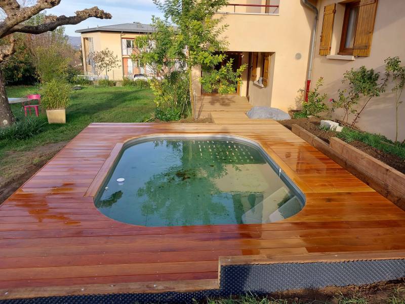 terrasse en bois exotique autour d'une piscine WATERAIR a Sainte foy les lyon