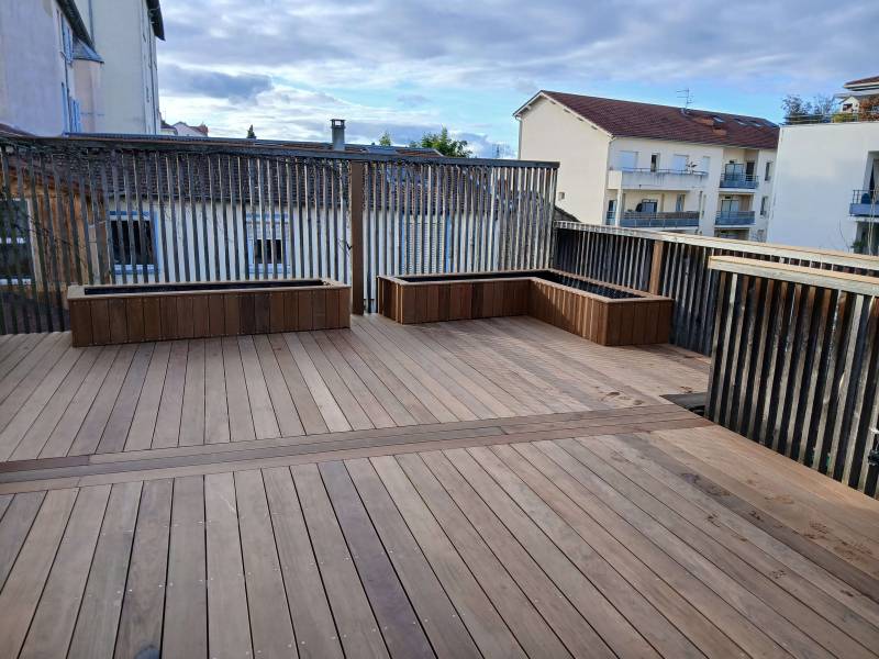 terrasse bois et bacs a fleurs en ipé à Tassin la demi lune