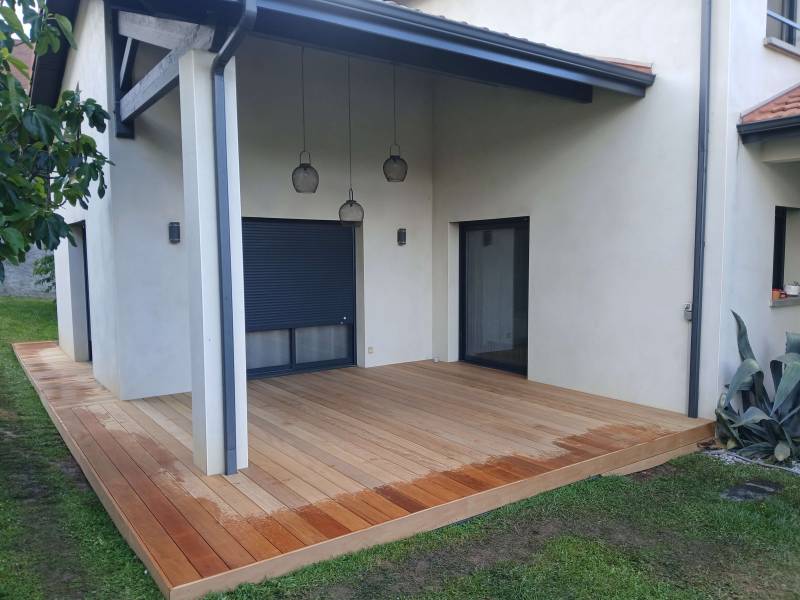 terrasse bois en GARAPA sur la commune de Saint genis laval