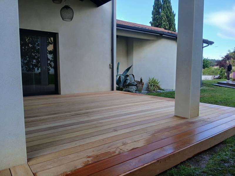 terrasse bois en GARAPA sur la commune de Saint genis laval