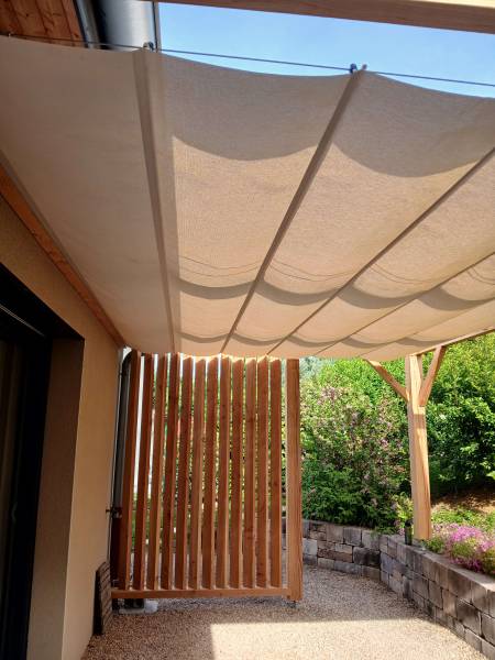 pergola avec brise vue et toile coulissante sur la commune de sain bel
