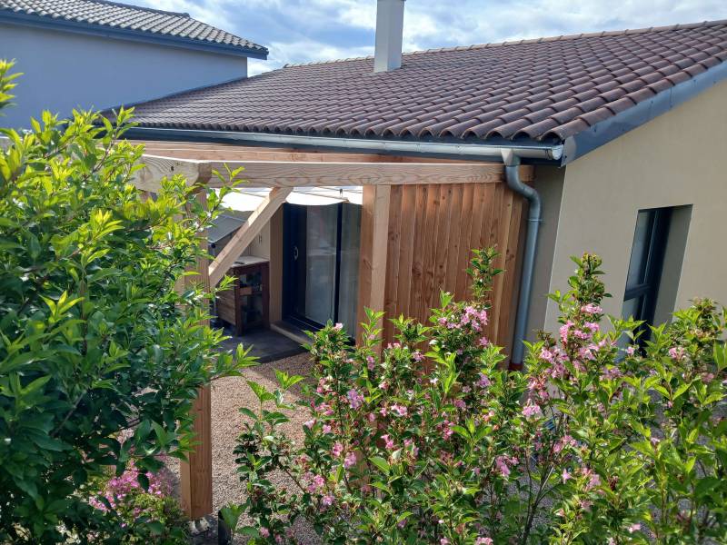 pergola avec brise vue et toile coulissante sur la commune de sain bel