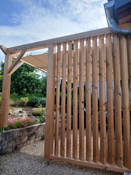 pergola avec brise vue et toile coulissante sur la commune de sain bel