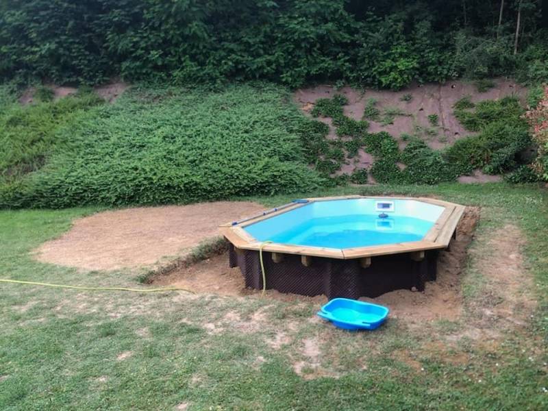 Plage de piscine en bois pour une piscine en bois semi enterré à Trévoux
