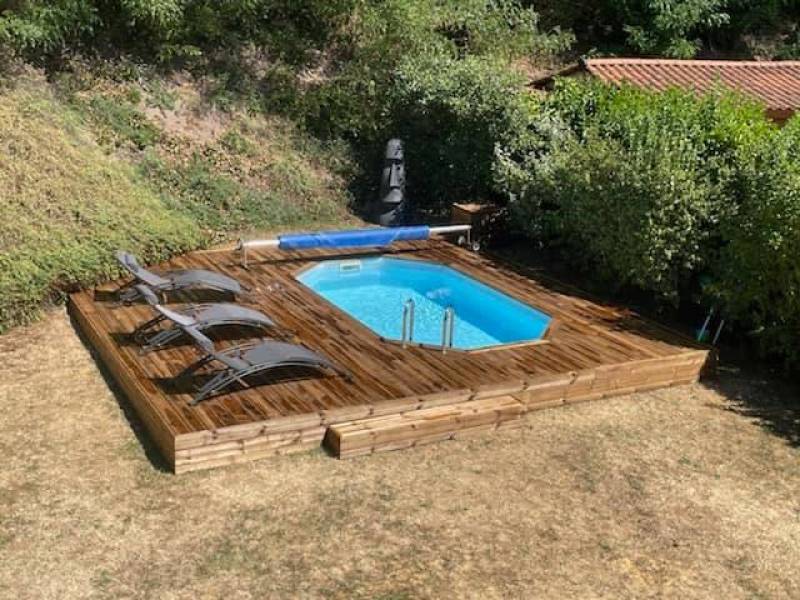 Plage de piscine en bois pour une piscine en bois semi enterré à Trévoux