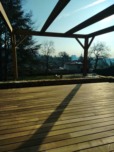 Pergola sur mesure en douglas et d’une terrasse en frêne thermo chauffé à Saint Didier au Mont d’Or