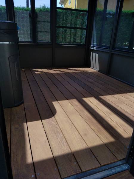 Habillage intérieur et extérieur d’un gazebo en bois exotique Ipe a Lentilly